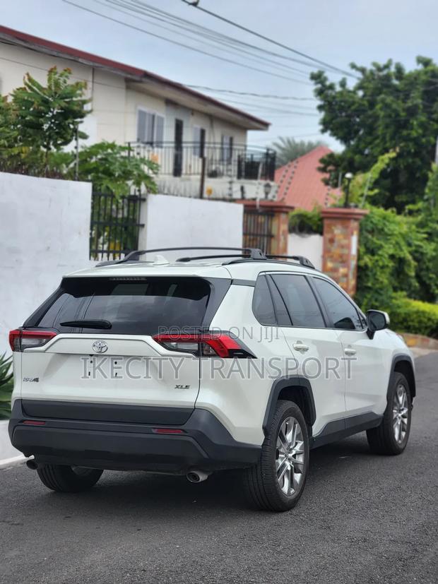 Toyota RAV4 XLE Premium 2021 White