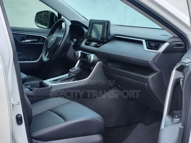 Toyota RAV4 XLE Premium 2021 White