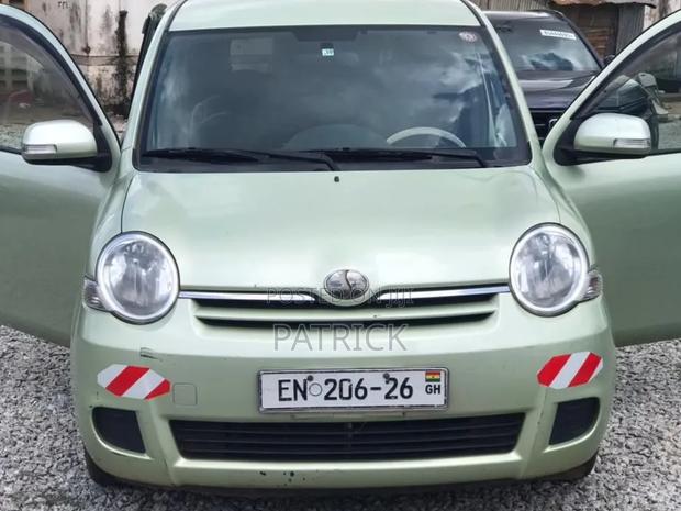 Toyota Sienta 2010 Green