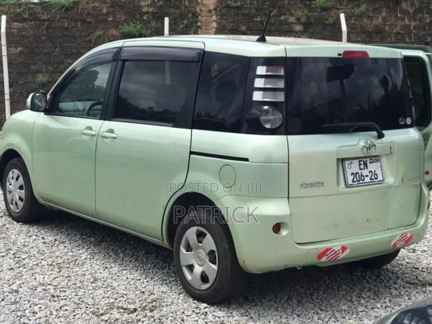 Toyota Sienta 2010 Green