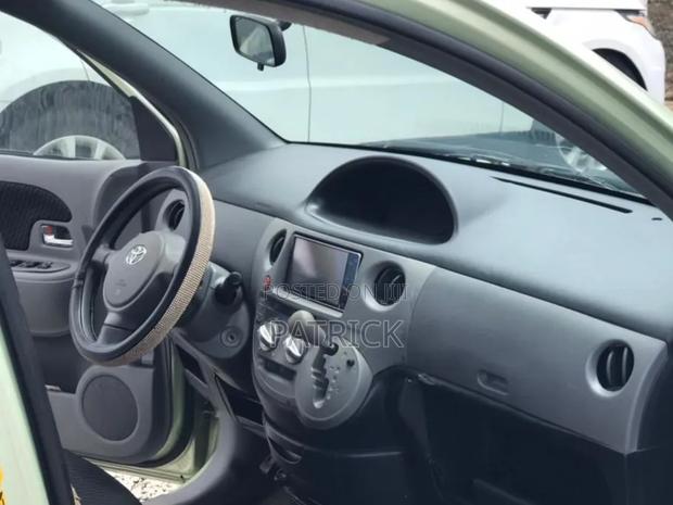 Toyota Sienta 2010 Green
