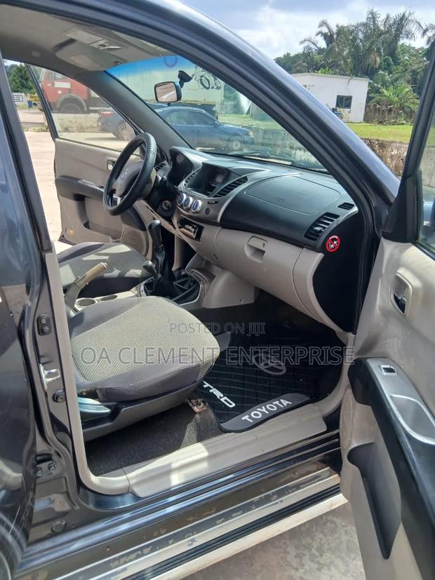 Mitsubishi L200 Club Cab 2.5 180hp 4WD 2009 Black