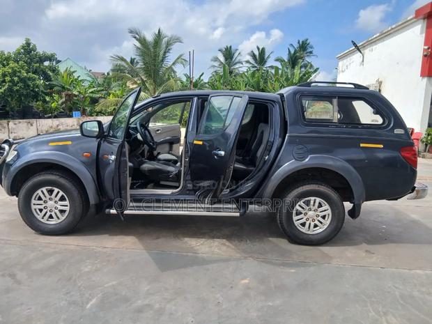 Mitsubishi L200 Club Cab 2.5 180hp 4WD 2009 Black
