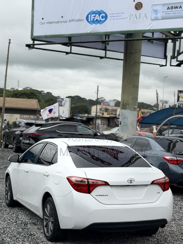 Toyota Corolla LE Eco (1.8L 4cyl 2A) 2018 White