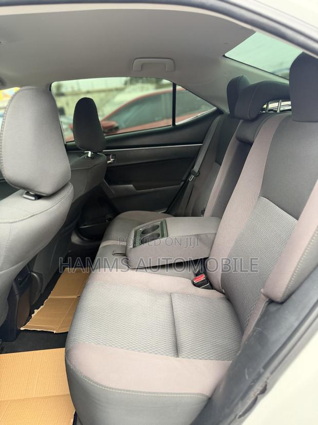 Toyota Corolla LE Eco (1.8L 4cyl 2A) 2018 White