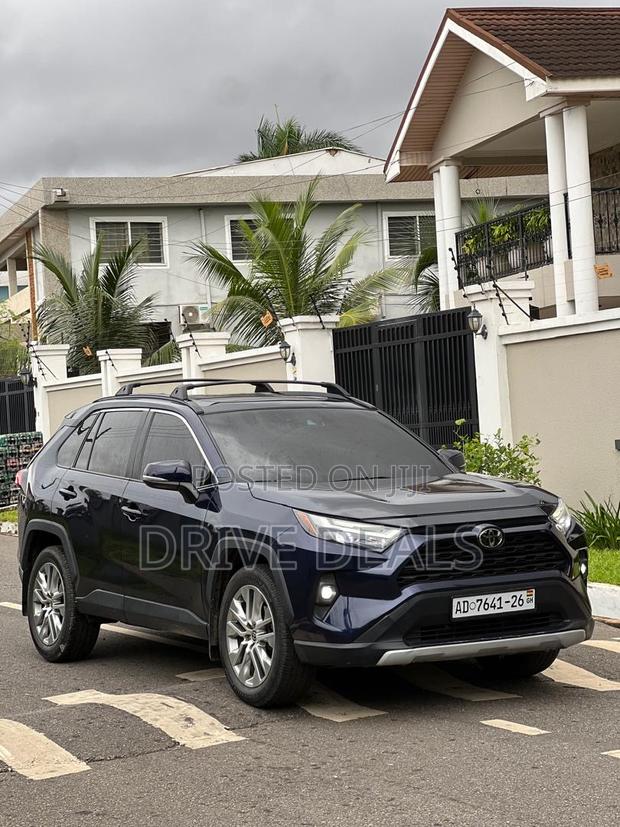Toyota RAV4 XLE AWD 2023 Blue