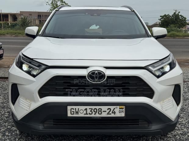 Toyota RAV4 XLE 2022 White