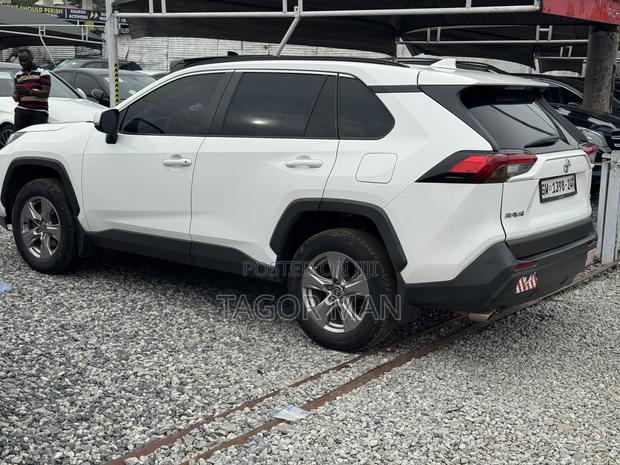 Toyota RAV4 XLE 2022 White