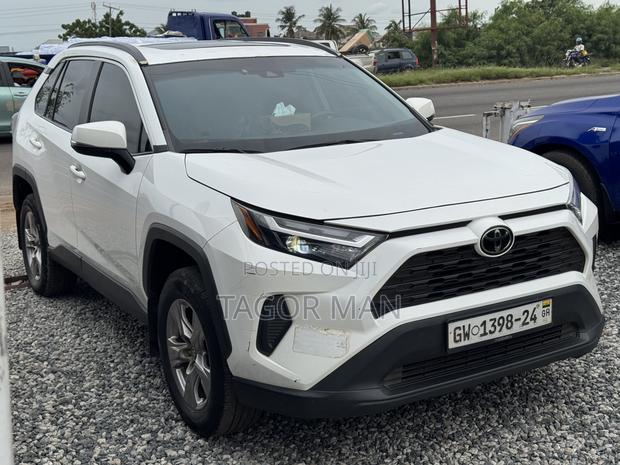 Toyota RAV4 XLE 2022 White