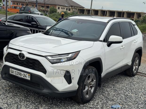 Toyota RAV4 XLE 2022 White