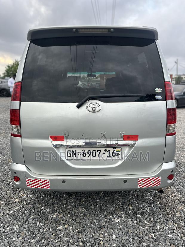 Toyota Voxy 2008 Silver