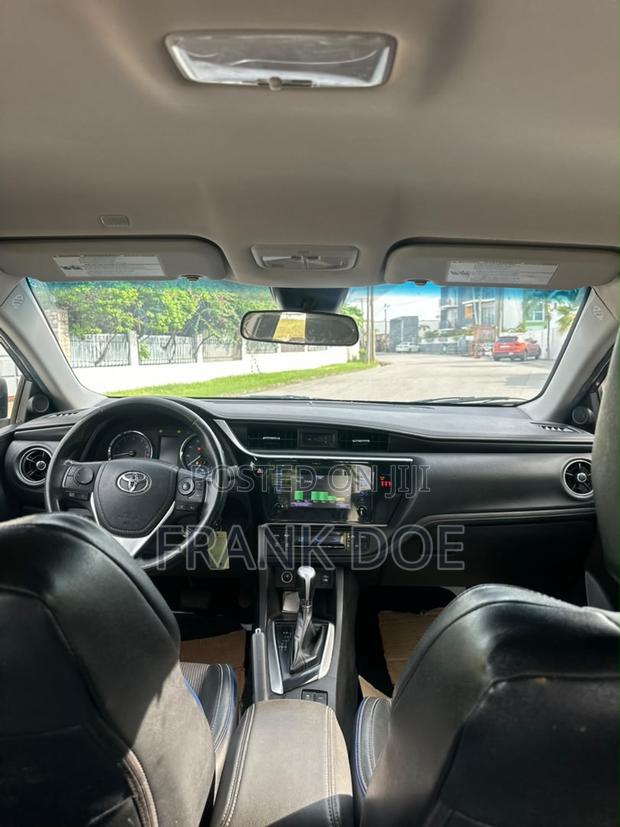 Toyota Corolla SE (1.8L 4cyl 2A) 2018 Gray