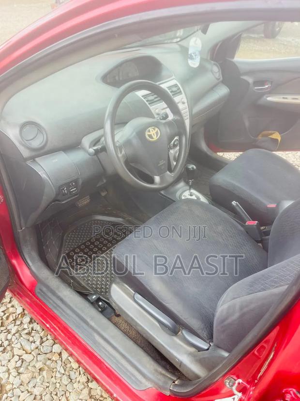 Toyota Yaris Base Hatchback 5dr 2010 Red