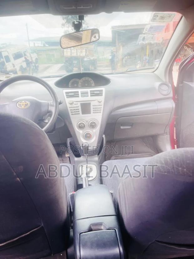 Toyota Yaris Base Hatchback 5dr 2010 Red