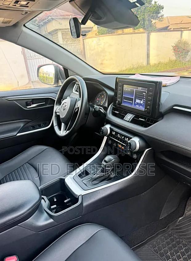 Toyota RAV4 XLE AWD 2020 Orange