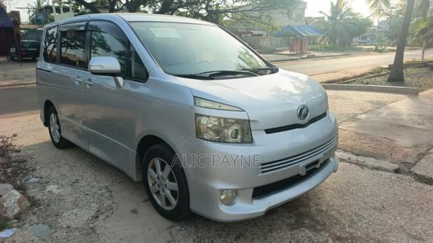 Toyota Voxy 2011 Silver