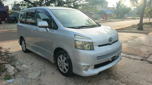 Toyota Voxy 2011 Silver