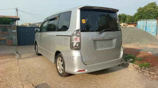 Toyota Voxy 2011 Silver
