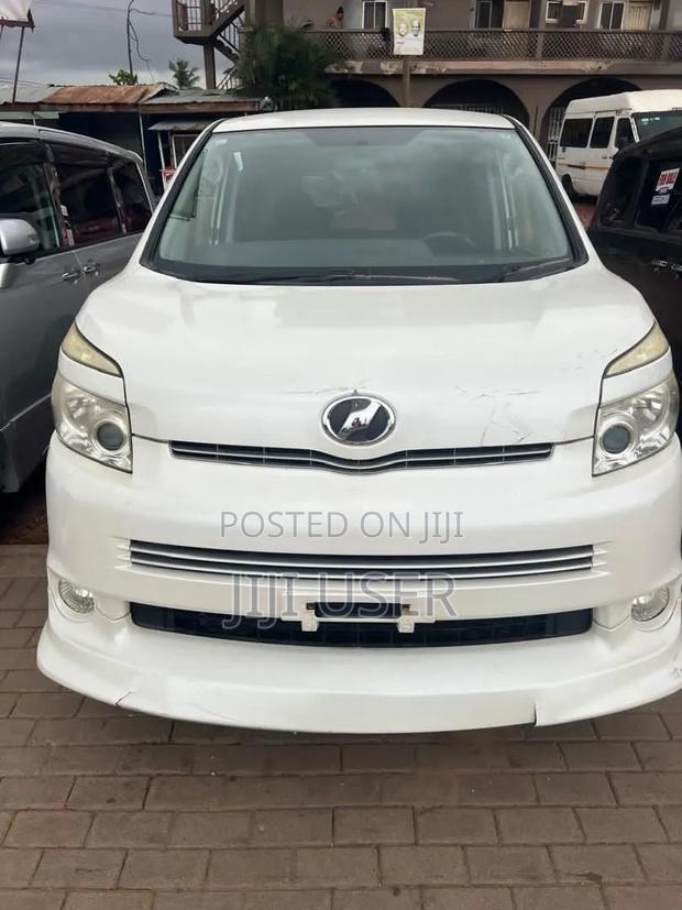 Toyota Voxy 2010 White