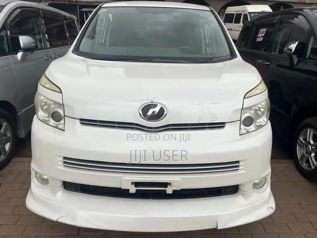 Toyota Voxy 2010 White