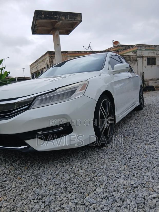 Honda Accord Touring 4dr Sedan FWD (3.5L 6cyl 6A) 2016 White