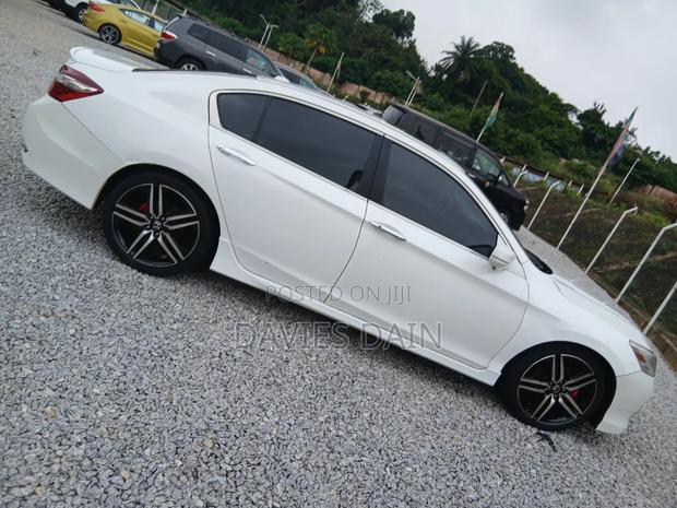 Honda Accord Touring 4dr Sedan FWD (3.5L 6cyl 6A) 2016 White