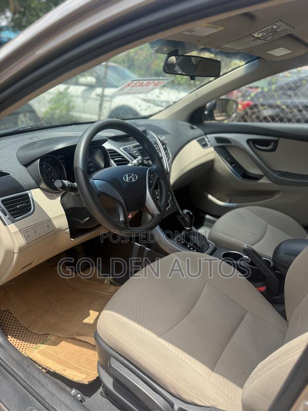 Hyundai Elantra SE Sedan FWD (1.8L 4cyl 6A) 2016 Brown