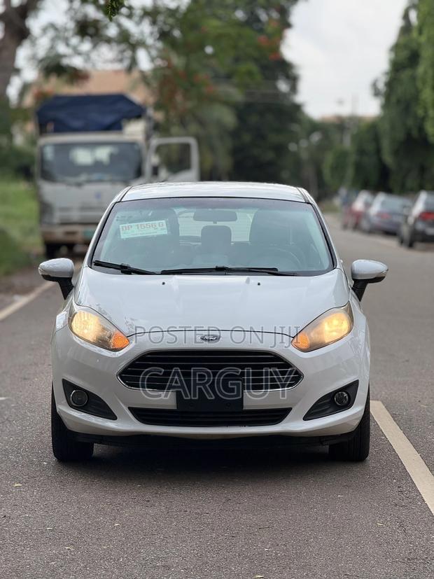 Ford Fiesta SE 4dr Hatchback (1.6L 4cyl 5M) 2015 White