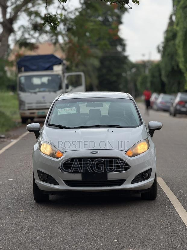 Ford Fiesta SE 4dr Hatchback (1.6L 4cyl 5M) 2015 White