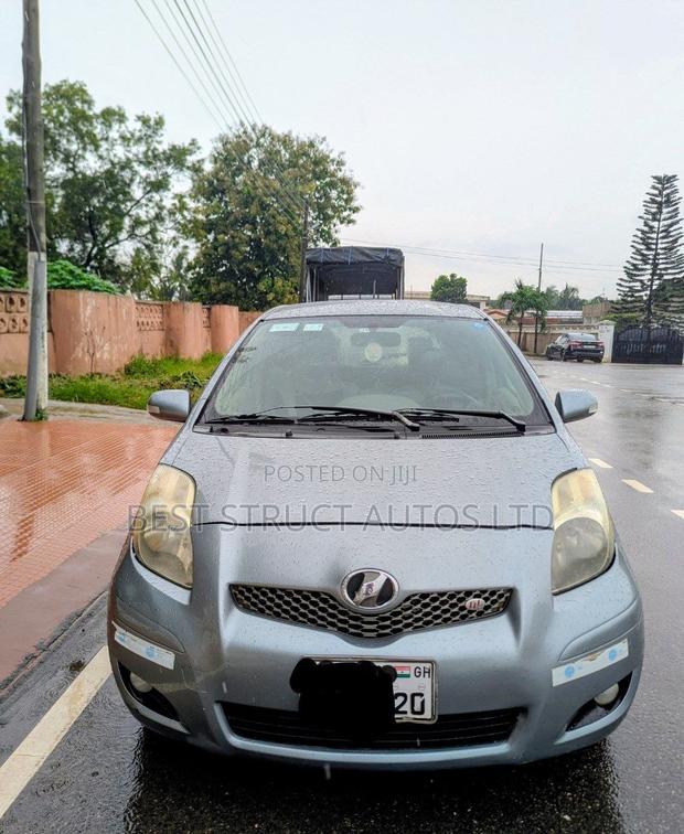 Toyota Vitz 1.3 FWD 5dr 2010 Gray