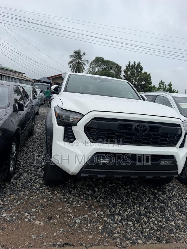 Toyota Tacoma 2024 White