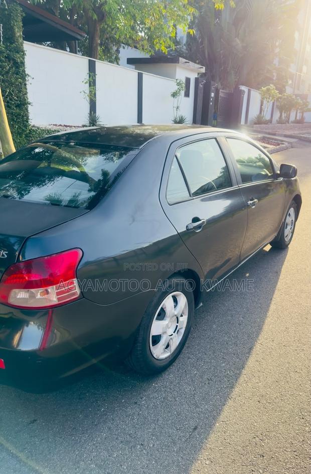 Toyota Yaris Base Sedan 4dr 2010 Black