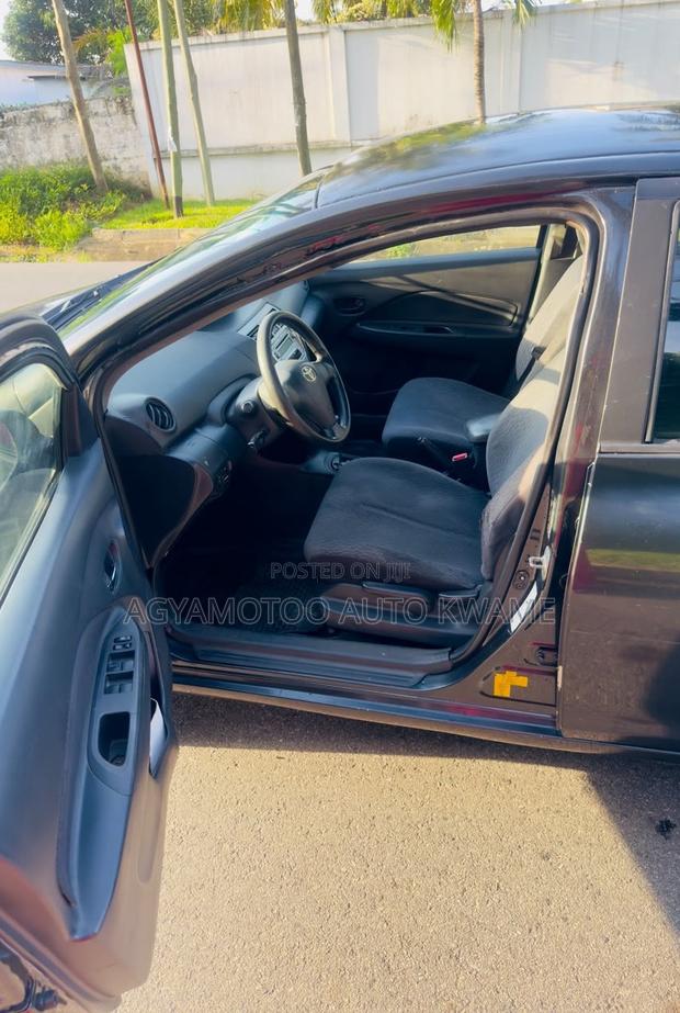 Toyota Yaris Base Sedan 4dr 2010 Black