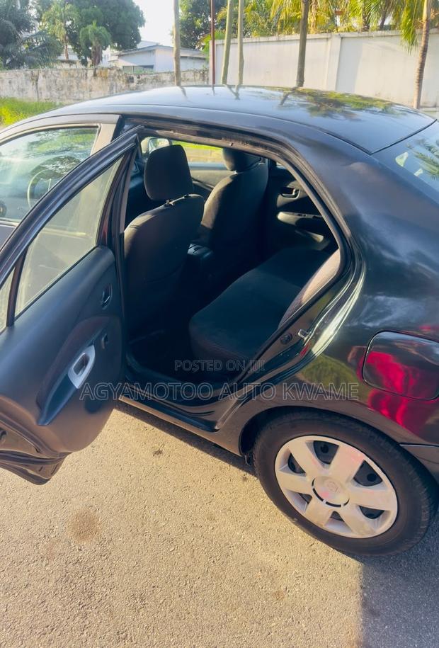 Toyota Yaris Base Sedan 4dr 2010 Black