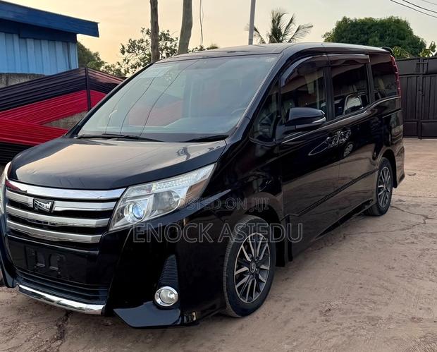 Toyota Noah 2.0 AWD (8 Seater) 2015 Black