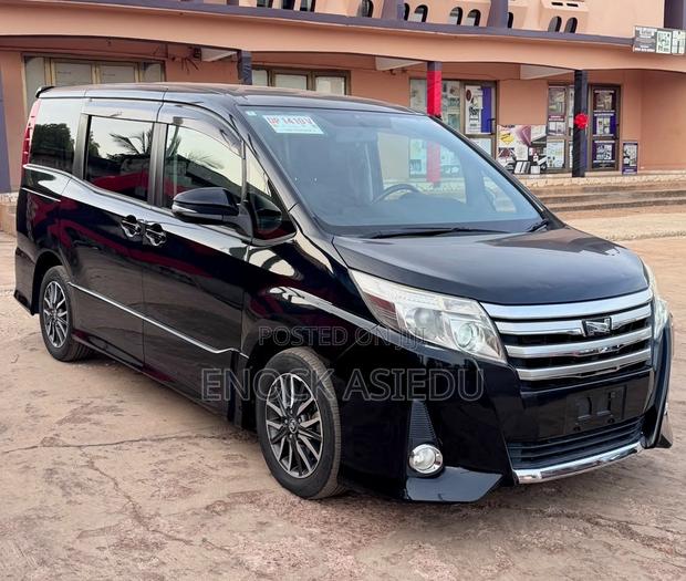 Toyota Noah 2.0 AWD (8 Seater) 2015 Black