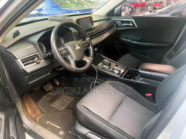 Mitsubishi Outlander 2022 Silver