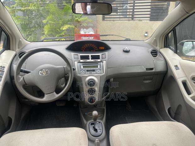 Toyota Vitz 2010 Silver