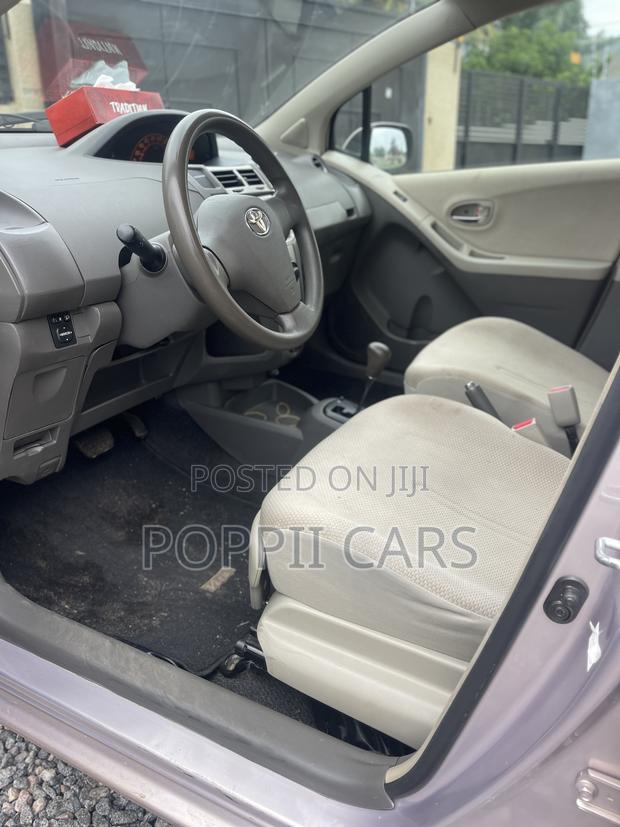 Toyota Vitz 2010 Silver