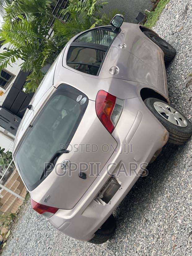 Toyota Vitz 2010 Silver