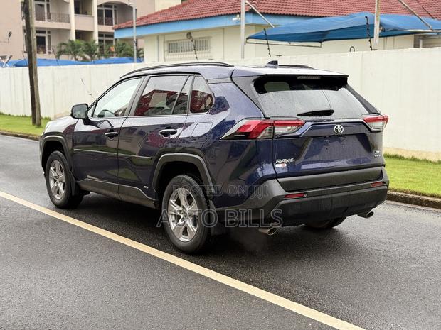 Toyota RAV4 XLE 2025 Blue