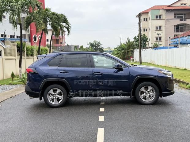 Toyota RAV4 XLE 2025 Blue