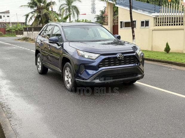 Toyota RAV4 XLE 2025 Blue