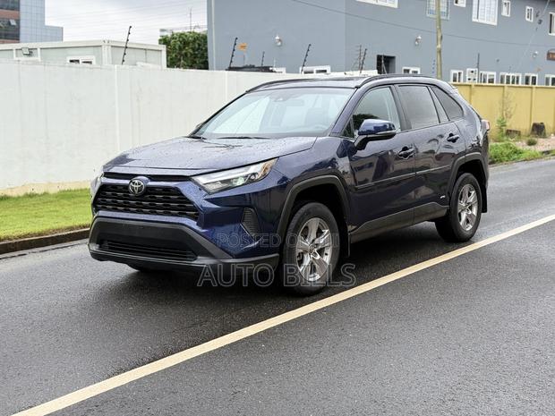 Toyota RAV4 XLE 2025 Blue