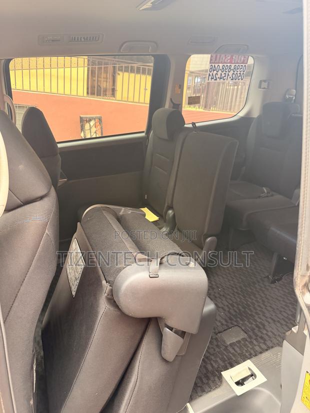 Toyota Voxy 2009 Silver