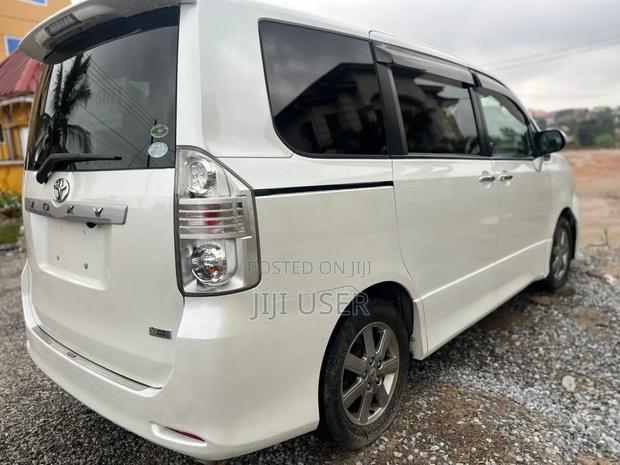 Toyota Voxy 2010 White