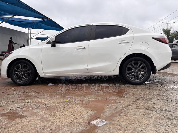 Toyota Yaris LE Sedan 4dr 2019 White