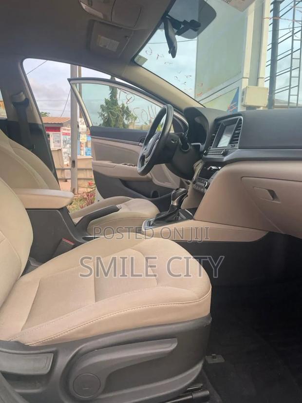Hyundai Elantra 2017 Gold