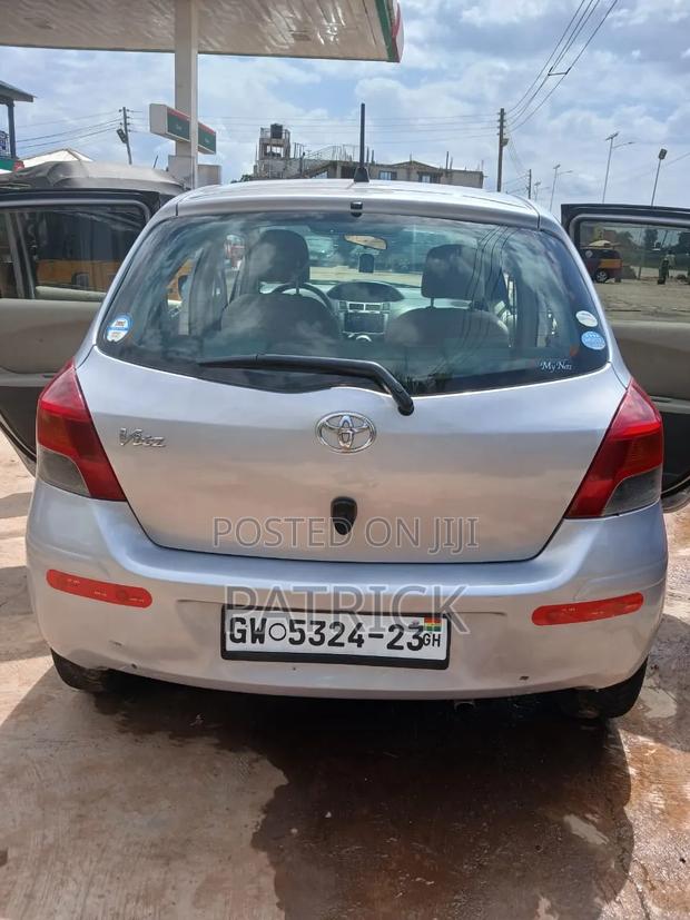 Toyota Vitz 2010 Silver