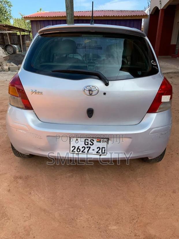 Toyota Vitz 2010 Silver